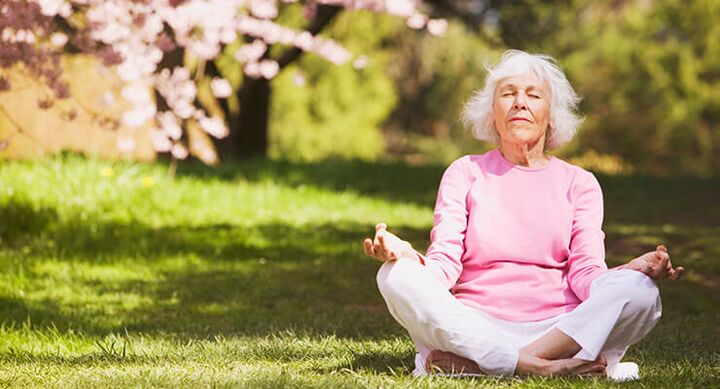 egy idős nő csípőízületi arthrosisban meditál